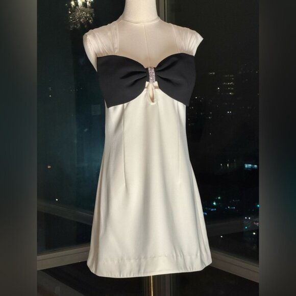 🆕 SELF-PORTRAIT 🧿 NWOT White And Black Crepe Bow Mini Dress, Sz UK 14 US 10 - Picture 6 of 16
